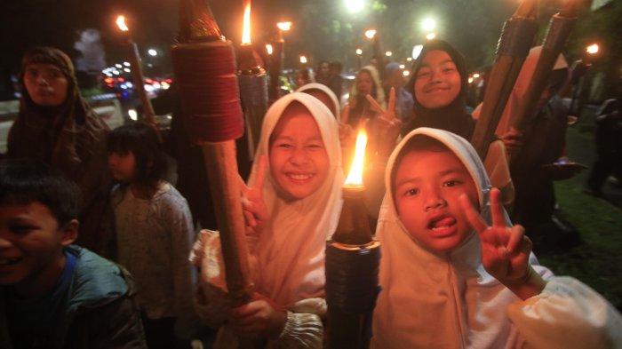Warga dari DKM Al- Fattah Kota Cimahi melakukan pawai obor saat memperingati Tahun Baru Islam ( 1 Muharram 1446 H ) saat melintas di Jalan Gatot Subroto, Cimahi.Sabtu (6/7). Kegiatan pawai obor ini diikuti anak-anak, remaja dan orang tua dengan melantunkan solawatan.