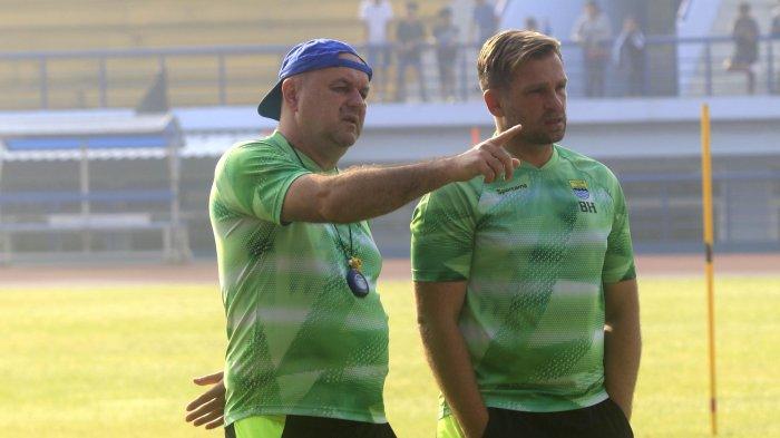 Pelatih Persib Bandung Bojan Hodak berbincang dengan asistennya Igor Tolic saat akan memberikan materi latihan di Stadion Sport Jabar, Arcamanik, Bandung, Rabu (10/7). Igor Tolic akan mendampingi Bojan Hodak dalam pemberian materi latihan tim Persib Bandung.