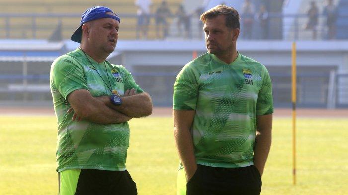 Pelatih Persib Bandung Bojan Hodak berbincang dengan asistennya Igor Tolic saat akan memberikan materi latihan di Stadion Sport Jabar, Arcamanik, Bandung, Rabu (10/7). Igor Tolic akan mendampingi Bojan Hodak dalam pemberian materi latihan tim Persib Bandung.