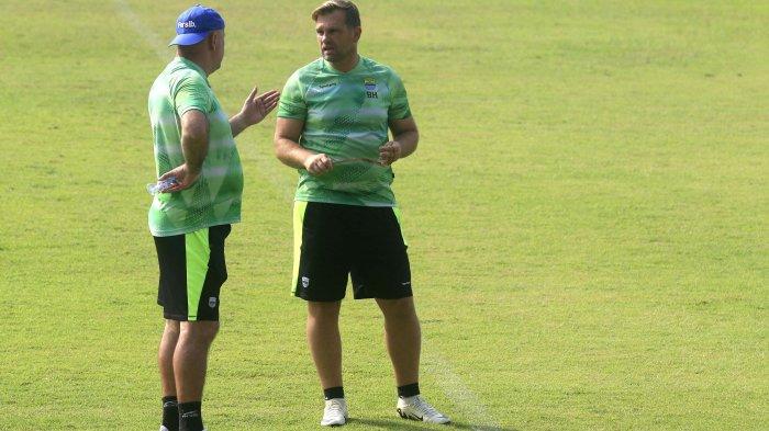 Pelatih Persib Bandung Bojan Hodak berbincang dengan asistennya Igor Tolic saat akan memberikan materi latihan di Stadion Sport Jabar, Arcamanik, Bandung, Rabu (10/7). Igor Tolic akan mendampingi Bojan Hodak dalam pemberian materi latihan tim Persib Bandung.