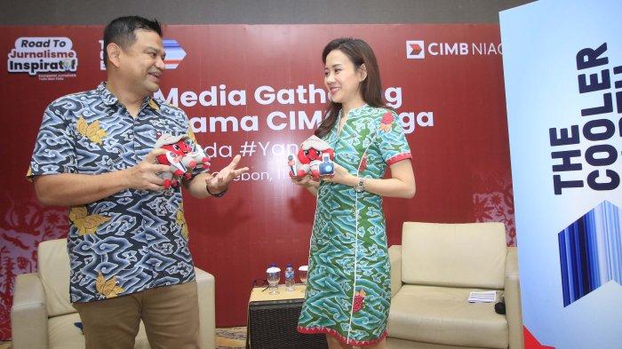 Hedad of Region Jawa Barat dan Jawa Tengah CIMB Niaga Nadiko Manik berbincang dengan Branch Manager Cirebon CIMB Niaga Finna Astuti di sela-sela Media Gathering di Cirebon, Kamis (11/7). CIMB Niaga berkomitmen memperluas akses dan layanan bagi pelaku UMKM dengan mengoptimalkan paltform digital.