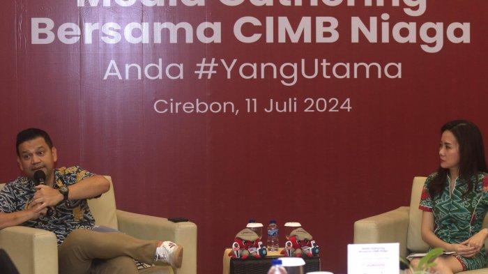 Hedad of Region Jawa Barat dan Jawa Tengah CIMB Niaga Nadiko Manik (kiri) menjawab pertanyaan media saat kegiatan Media Gathering di Cirebon, Kamis (11/7). CIMB Niaga berkomitmen memperluas akses dan layanan bagi pelaku UMKM dengan mengoptimalkan paltform digital.