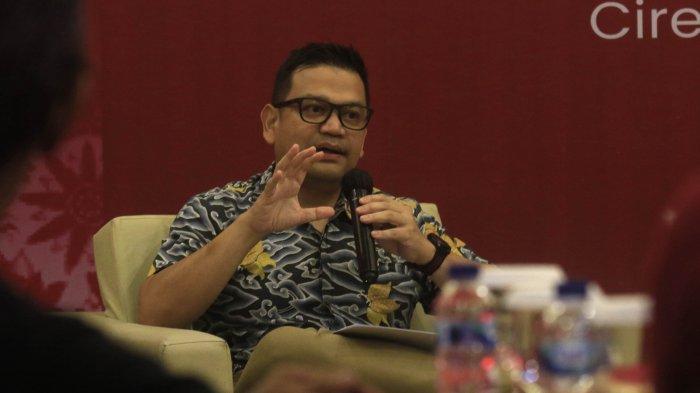 Hedad of Region Jawa Barat dan Jawa Tengah CIMB Niaga Nadiko Manik  menjawab pertanyaan media saat kegiatan Media Gathering di Cirebon, Kamis (11/7). CIMB Niaga berkomitmen memperluas akses dan layanan bagi pelaku UMKM dengan mengoptimalkan paltform digital.
