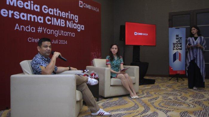 Hedad of Region Jawa Barat dan Jawa Tengah CIMB Niaga Nadiko Manik (kiri) menjawab pertanyaan media saat kegiatan Media Gathering di Cirebon, Kamis (11/7). CIMB Niaga berkomitmen memperluas akses dan layanan bagi pelaku UMKM dengan mengoptimalkan paltform digital.