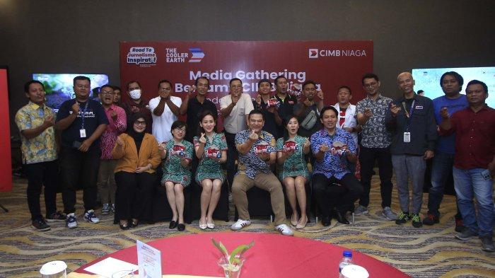 Hedad of Region Jawa Barat dan Jawa Tengah CIMB Niaga Nadiko Manik (duduk, tengah) didampingi  Branch Manager Cirebon CIMB Niaga Finna Astuti  berfoto dengan media di sela-sela Media Gathering di Cirebon, Kamis (11/7). CIMB Niaga berkomitmen memperluas akses dan layanan bagi pelaku UMKM dengan mengoptimalkan paltform digital.