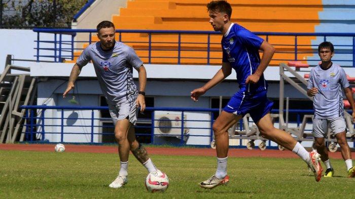 Pemain Persib Bandung Matoe Kocijan (kanan) berusaha mengontrol bola dari kawalan Marc Klok  saat gim internal di Stadion Sport Jabar, Arcamanik, Bandung, Jumat (12/7). Pelatih Bojan Hodak melalui gim ini memantau perkembangan kondisi stamina pemain pascalibur panjang Liga 1 2023/2024.