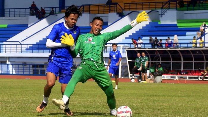 Pemain Persib Bandung Edo Febriansyah (kiri) kemelut dengan kiper Persib Bandung Teja Paku Alam saat gim internal di Stadion Sport Jabar, Arcamanik, Bandung, Jumat (12/7). Pelatih Bojan Hodak melalui gim ini memantau perkembangan kondisi stamina pemain pascalibur panjang Liga 1 2023/2024.