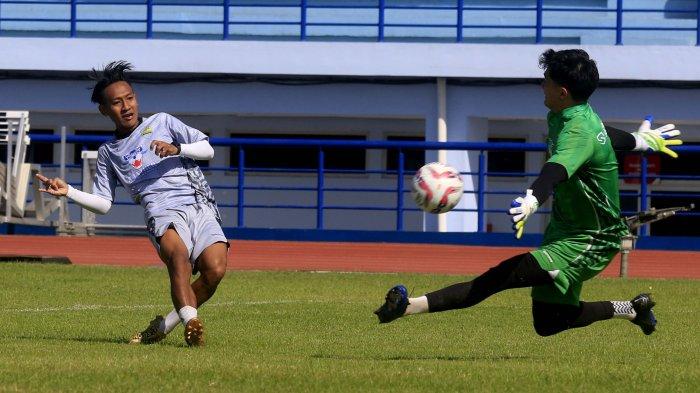 Pemain Persib Bandung Beckham Puter Nugraha (kiri) melepaskan tendangan yang membuahkan gol ke gawang yang dijaga Kevin Mendoza saat gim internal di Stadion Sport Jabar, Arcamanik, Bandung, Jumat (12/7). Pelatih Bojan Hodak melalui gim ini memantau perkembangan kondisi stamina pemain pascalibur panjang Liga 1 2023/2024.