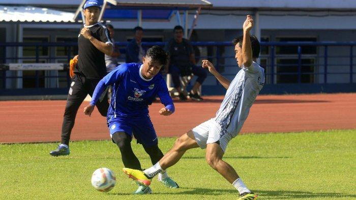 Pemain Persib Bandung Febry Hariyadi (kiri) berusaha menghindar dari kawalan Zalnando saat gim internal di Stadion Sport Jabar, Arcamanik, Bandung, Jumat (12/7). Pelatih Bojan Hodak melalui gim ini memantau perkembangan kondisi stamina pemain pascalibur panjang Liga 1 2023/2024.