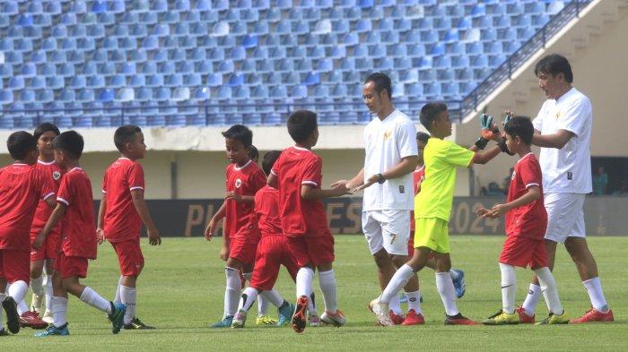 M Robby Timnas Jokowi Hadiri Pembukaan Piala Presiden 2024 di Stadion Si Jalak Harupat ...