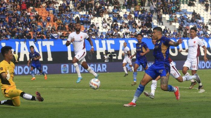 Pemain Persib Bandung Ciro Alves berhasil mencetak gol ke gawang PSM Makassar pada laga perdana Piala Presiden 2024 di Stadion Si Jalak Harupat, Kabupaten Bandung, Jawa Barat, Jumat (19/7/2024).