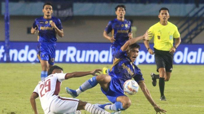 Pemain Persib Bandung dijegal pemain PSM Makassar pada laga perdana Piala Presiden 2024 di Stadion Si Jalak Harupat, Kabupaten Bandung, Jawa Barat, Jumat (19/7/2024).