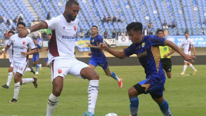 Pemain Persib Bandung, Febri Hariyadi berusaha melewati hadangan PSM Makassar pada laga perdana Piala Presiden 2024 di Stadion Si Jalak Harupat, Kabupaten Bandung, Jawa Barat, Jumat (19/7/2024).