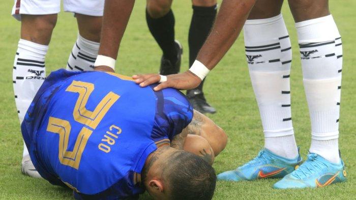 Pemain Persib Bandung Ciro Alves meringis kesakitan setelah dijegal pemain PSM Makassar pada laga perdana Piala Presiden 2024 di Stadion Si Jalak Harupat, Kabupaten Bandung, Jawa Barat, Jumat (19/7/2024).
