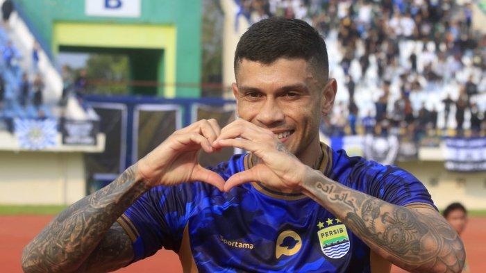 Pemain Persib Bandung, Ciro Alves melakukan selebrasi setelah mencetak gol ke gawang PSM Makassar pada laga perdana Piala Presiden 2024 di Stadion Si Jalak Harupat, Kabupaten Bandung, Jawa Barat, Jumat (19/7/2024).