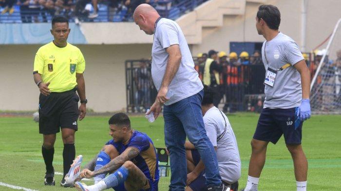 Pemain Persib Bandung, Ciro Alves mengganti sepatu saat pertandingan menghadapi PSM Makassar pada laga perdana Piala Presiden 2024 di Stadion Si Jalak Harupat, Kabupaten Bandung, Jawa Barat, Jumat (19/7/2024).