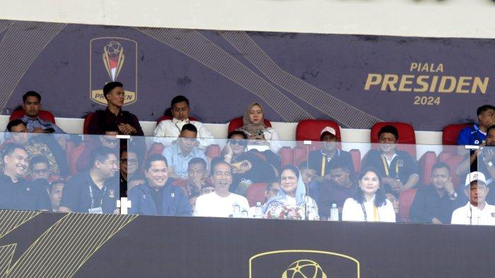 Presiden RI Joko Widodo, Ketua PSSI Erick Thohir, Menpora Dito Ariotedjo dari tribun VVIP menyaksikan pertandingan Persib Bandung melawan PSM Makassar pada laga perdana Piala Presiden 2024 di Stadion Si Jalak Harupat, Kabupaten Bandung, Jawa Barat, Jumat (19/7/2024).