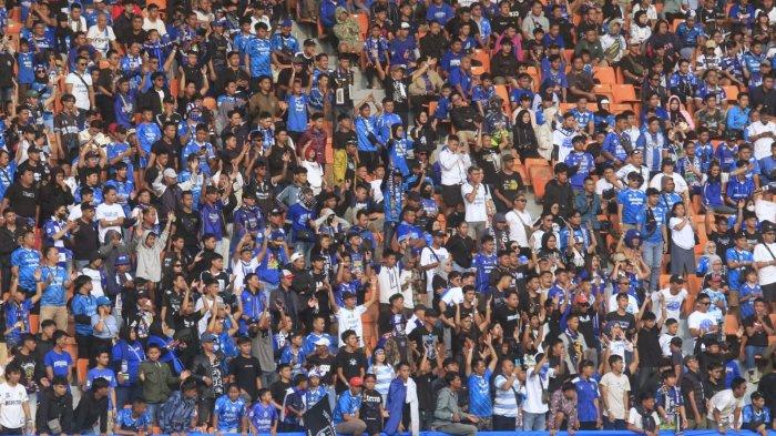 Bobotoh merayakan gol Persib Bandung ke gawang PSM Makassar pada laga perdana Piala Presiden 2024 di Stadion Si Jalak Harupat, Kabupaten Bandung, Jawa Barat, Jumat (19/7/2024).