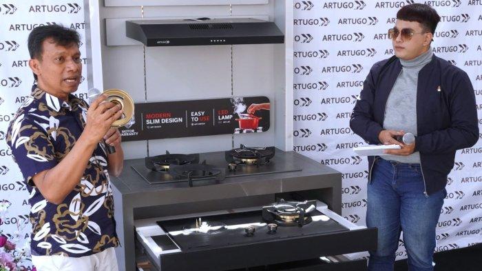 Branch Manager Artugo Cabang Bandung, Budi Iskandar (kiri) menjelaskan keunggulan kompor dua tungku Artugo AH 2735 FL dan Artugo AH 2735 FG pada acara peluncuran produk tersebut di Toko A1 Elektronik, Jalan Jenderal Sudirman, Kota Bandung, Jawa Barat, Minggu (21/7/2024).