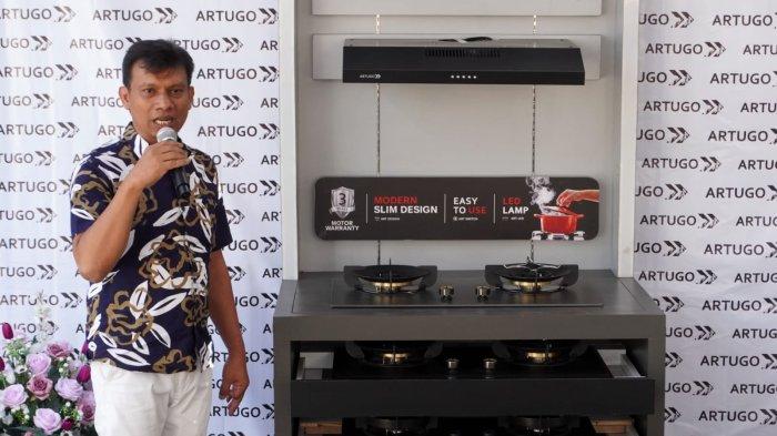Branch Manager Artugo Cabang Bandung, Budi Iskandar menjelaskan keunggulan kompor dua tungku Artugo AH 2735 FL dan Artugo AH 2735 FG pada acara peluncuran produk tersebut di Toko A1 Elektronik, Jalan Jenderal Sudirman, Kota Bandung, Jawa Barat, Minggu (21/7/2024).