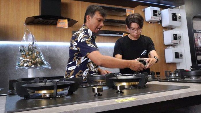 Branch Manager Artugo Cabang Bandung, Budi Iskandar (kiri) bersama Digital Marketing Manager A1 Elektronik Bandung, Teofhylus Edward Tayuwijaya Halim (Edo) berbincang sambil melihat produk kompor dua tungku Artugo AH 2735 FL dan Artugo AH 2735 FG di Toko A1 Elektronik, Jalan Jenderal Sudirman, Kota Bandung, Jawa Barat, Minggu (21/7/2024).
