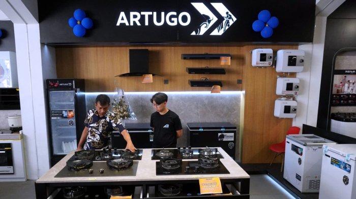 Branch Manager Artugo Cabang Bandung, Budi Iskandar (kiri) bersama Digital Marketing Manager A1 Elektronik Bandung, Teofhylus Edward Tayuwijaya Halim (Edo) berbincang sambil melihat produk kompor dua tungku Artugo AH 2735 FL dan Artugo AH 2735 FG di Toko A1 Elektronik, Jalan Jenderal Sudirman, Kota Bandung, Jawa Barat, Minggu (21/7/2024).