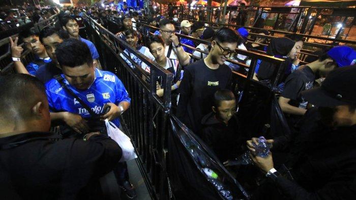 Bobotoh yang akan menyaksikan laga Persib Bandung menghadapi Borneo FC pada Piala Presiden 2024 diperiksa barang bawaan dan tiket masuk di gerbang Stadion Si Jalak Harupat, Kabupaten Bandung, Jawa Barat, Senin (22/7/2024).