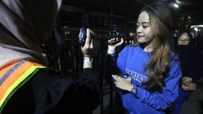 Bobotoh yang akan menyaksikan laga Persib Bandung menghadapi Borneo FC pada Piala Presiden 2024 diperiksa barang bawaan dan tiket masuk di gerbang Stadion Si Jalak Harupat, Kabupaten Bandung, Jawa Barat, Senin (22/7/2024).
