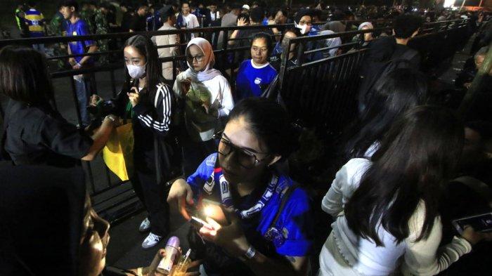 Bobotoh yang akan menyaksikan laga Persib Bandung menghadapi Borneo FC pada Piala Presiden 2024 diperiksa barang bawaan dan tiket masuk di gerbang Stadion Si Jalak Harupat, Kabupaten Bandung, Jawa Barat, Senin (22/7/2024).