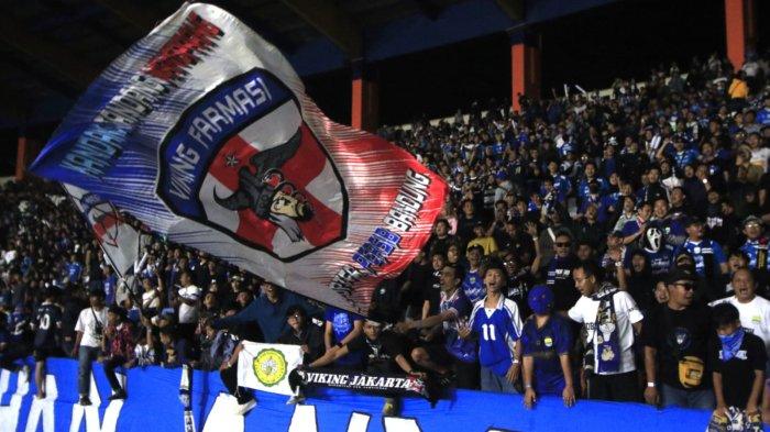 Bobotoh memberikan dukungan kepada Persib Bandung menghadapi Borneo FC pada Piala Presiden 2024, di Stadion Si Jalak Harupat, Kabupaten Bandung, Jawa Barat, Senin (22/7/2024).