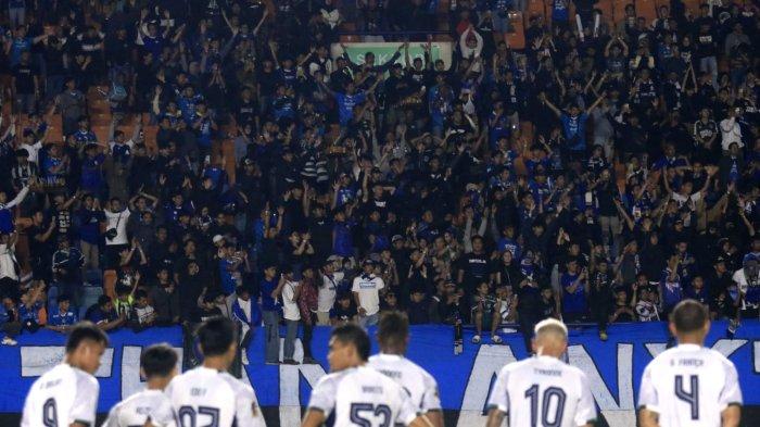 Bobotoh tetap memberikan dukungan kepada Persib Bandung meski kalah dari Borneo FC pada Piala Presiden 2024, di Stadion Si Jalak Harupat, Kabupaten Bandung, Jawa Barat, Senin (22/7/2024).