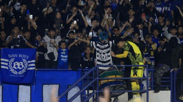 Bobotoh tetap memberikan dukungan kepada Persib Bandung meski kalah dari Borneo FC pada Piala Presiden 2024, di Stadion Si Jalak Harupat, Kabupaten Bandung, Jawa Barat, Senin (22/7/2024).