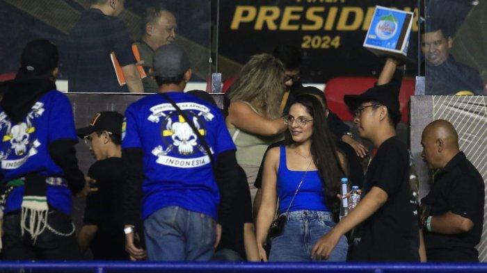 Bobotoh meninggalkan stadion seusai menyaksikan pertandingan Persib Bandung menghadapi Borneo FC pada Piala Presiden 2024, di Stadion Si Jalak Harupat, Kabupaten Bandung, Jawa Barat, Senin (22/7/2024).