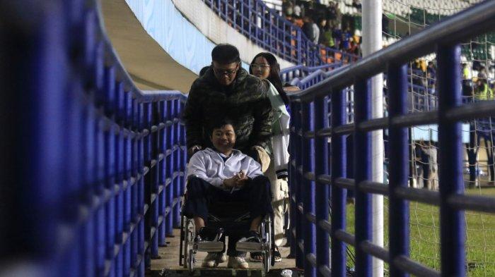 Bobotoh menggunakan kursi roda meninggalkan stadion seusai menyaksikan pertandingan Persib Bandung menghadapi Borneo FC pada Piala Presiden 2024, di Stadion Si Jalak Harupat, Kabupaten Bandung, Jawa Barat, Senin (22/7/2024).