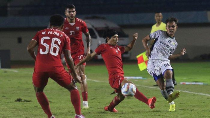 Pemain Persib dan Borneo FC berebut bola pada pertandingan Piala Presiden 2024 di Stadion Si Jalak Harupat, Soreang, Kabupaten Bandung, Senin (22/7/2024).
