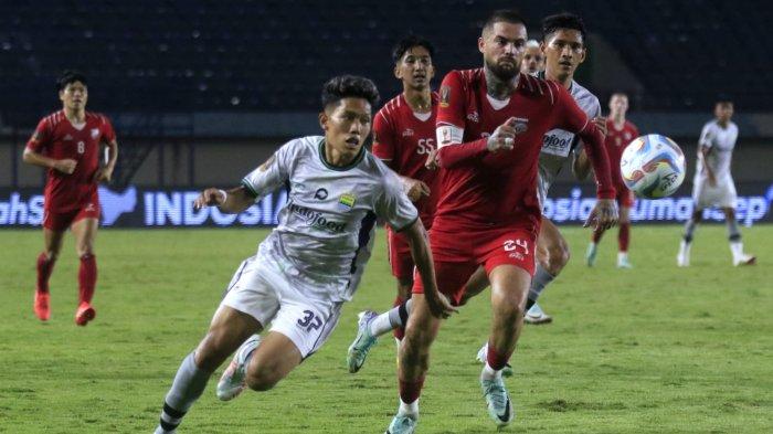Pemain Persib dan Borneo FC berebut bola pada pertandingan Piala Presiden 2024 di Stadion Si Jalak Harupat, Soreang, Kabupaten Bandung, Senin (22/7/2024).