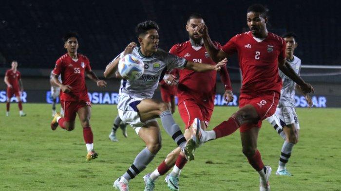 Pemain Persib dan Borneo FC berebut bola pada pertandingan Piala Presiden 2024 di Stadion Si Jalak Harupat, Soreang, Kabupaten Bandung, Senin (22/7/2024).