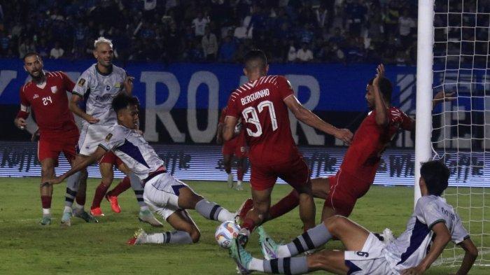Pemain Persib dan Borneo FC berebut bola di depan gawang pada pertandingan Piala Presiden 2024 di Stadion Si Jalak Harupat, Soreang, Kabupaten Bandung, Senin (22/7/2024).