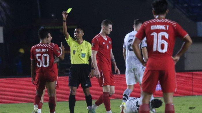 Wasit memberi kartu kuning pemain Borneo FC yang melakukan pelanggaran terhadap pemain Persib pada pertandingan Piala Presiden 2024 di Stadion Si Jalak Harupat, Soreang, Kabupaten Bandung, Senin (22/7/2024).