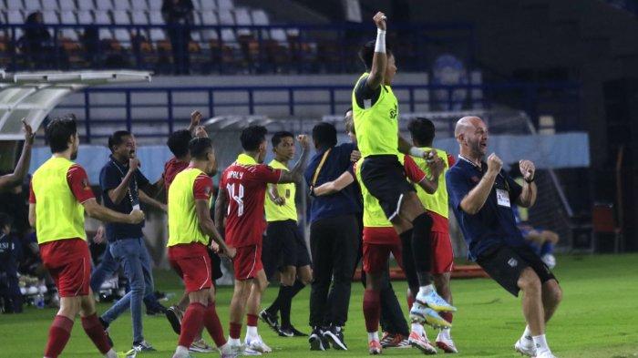 Pemain Borneo FC sujud syukur menang atas Persib setelah pertandingan selesai pada Piala Presiden 2024 di Stadion Si Jalak Harupat, Soreang, Kabupaten Bandung, Senin (22/7/2024).