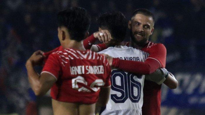 Pemain Persib dan Borneo FC berpelukan setelah pertandingan selesai pada Piala Presiden 2024 di Stadion Si Jalak Harupat, Soreang, Kabupaten Bandung, Senin (22/7/2024).