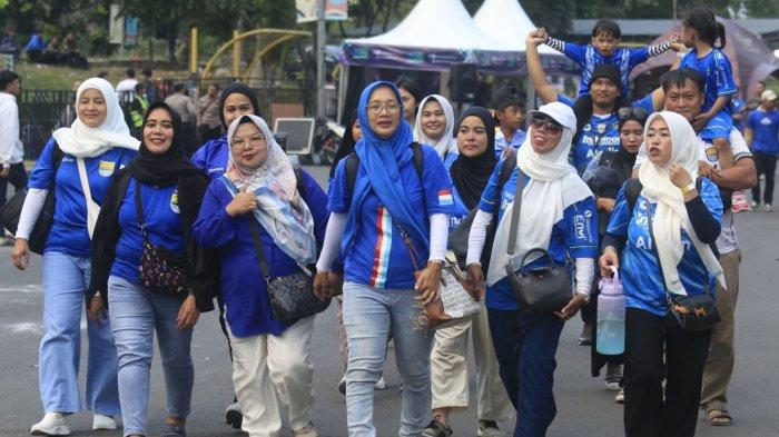 Bobotoh hadir di stadion untuk menonton upacara pembukaan Liga 1 2024-2025 dan laga perdana Persib Bandung menghadapi PSBS Biak di Stadion Si Jalak Harupat, Kabupaten Bandung, Jawa Barat, Jumat (9/8/2024).