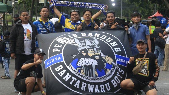 Bobotoh hadir di stadion untuk menonton upacara pembukaan Liga 1 2024-2025 dan laga perdana Persib Bandung menghadapi PSBS Biak di Stadion Si Jalak Harupat, Kabupaten Bandung, Jawa Barat, Jumat (9/8/2024).