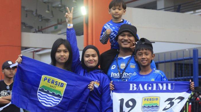 Bobotoh hadir di stadion untuk menonton upacara pembukaan Liga 1 2024-2025 dan laga perdana Persib Bandung menghadapi PSBS Biak di Stadion Si Jalak Harupat, Kabupaten Bandung, Jawa Barat, Jumat (9/8/2024).