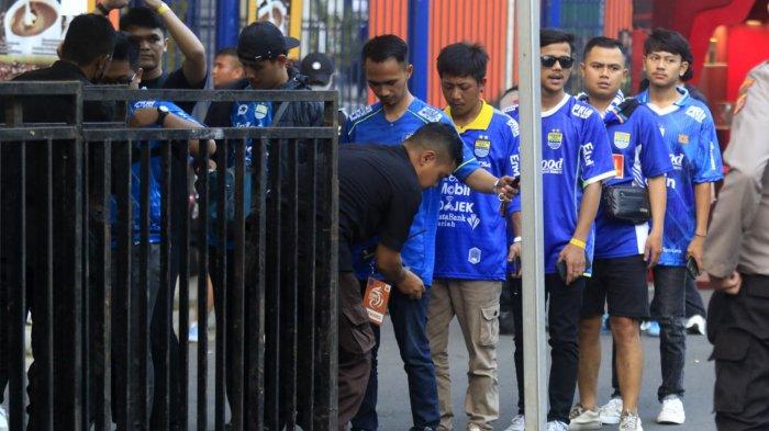 Bobotoh hadir di stadion untuk menonton upacara pembukaan Liga 1 2024-2025 dan laga perdana Persib Bandung menghadapi PSBS Biak di Stadion Si Jalak Harupat, Kabupaten Bandung, Jawa Barat, Jumat (9/8/2024).