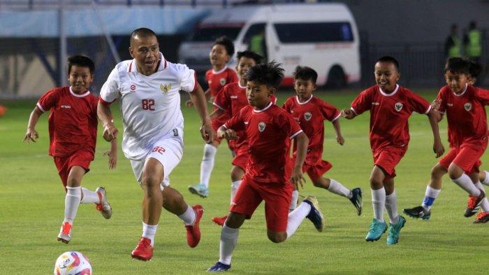 Legenda Persib, Tantan menguasai bola melawan 79 anak-anak sekolah sepak bola (SSB) pada acara pembukaan Liga 1 2024-2025 di Si Jalak Harupat, Kabupaten Bandung, Jawa Barat, Jumat (9/8/2024).