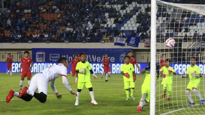 Legenda Persib, Zaenal Arief mencetak gol saat melawan 79 anak-anak sekolah sepak bola (SSB) pada acara pembukaan Liga 1 2024-2025 di Si Jalak Harupat, Kabupaten Bandung, Jawa Barat, Jumat (9/8/2024).
