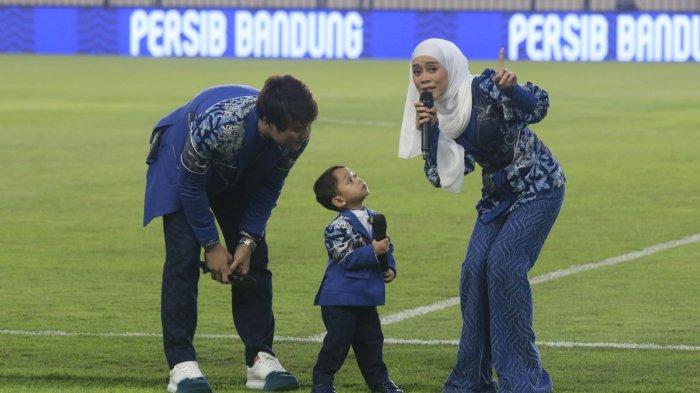 Penyanyi Lesti Kejora turut memeriahkan acara pembukaan Liga 1 2024-2025 di Si Jalak Harupat, Kabupaten Bandung, Jawa Barat, Jumat (9/8/2024).