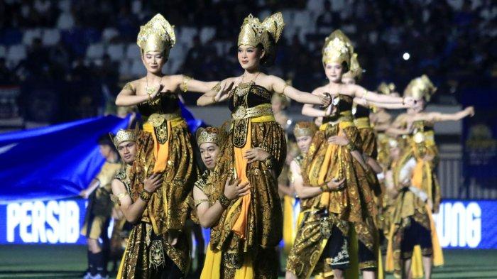 Sejumlah penari membawakan tarian khas Jawa Barat pada acara pembukaan Liga 1 2024-2025 di Si Jalak Harupat, Kabupaten Bandung, Jawa Barat, Jumat (9/8/2024).