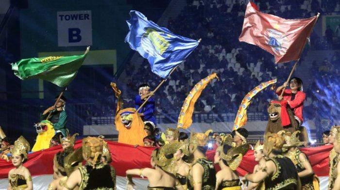 Penari sisingaan membawa bendera tim peserta Liga 1 pada acara pembukaan Liga 1 2024-2025 di Si Jalak Harupat, Kabupaten Bandung, Jawa Barat, Jumat (9/8/2024).